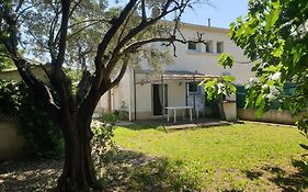 Orteils au soleil jardin parking